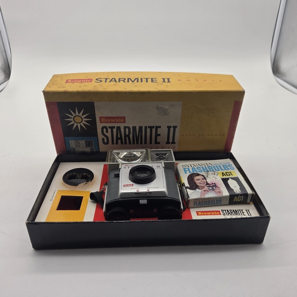 Kodak Brownie Starmite II Outfit Camera W/Original Box & AG1 Blue Dot Flashbulbs